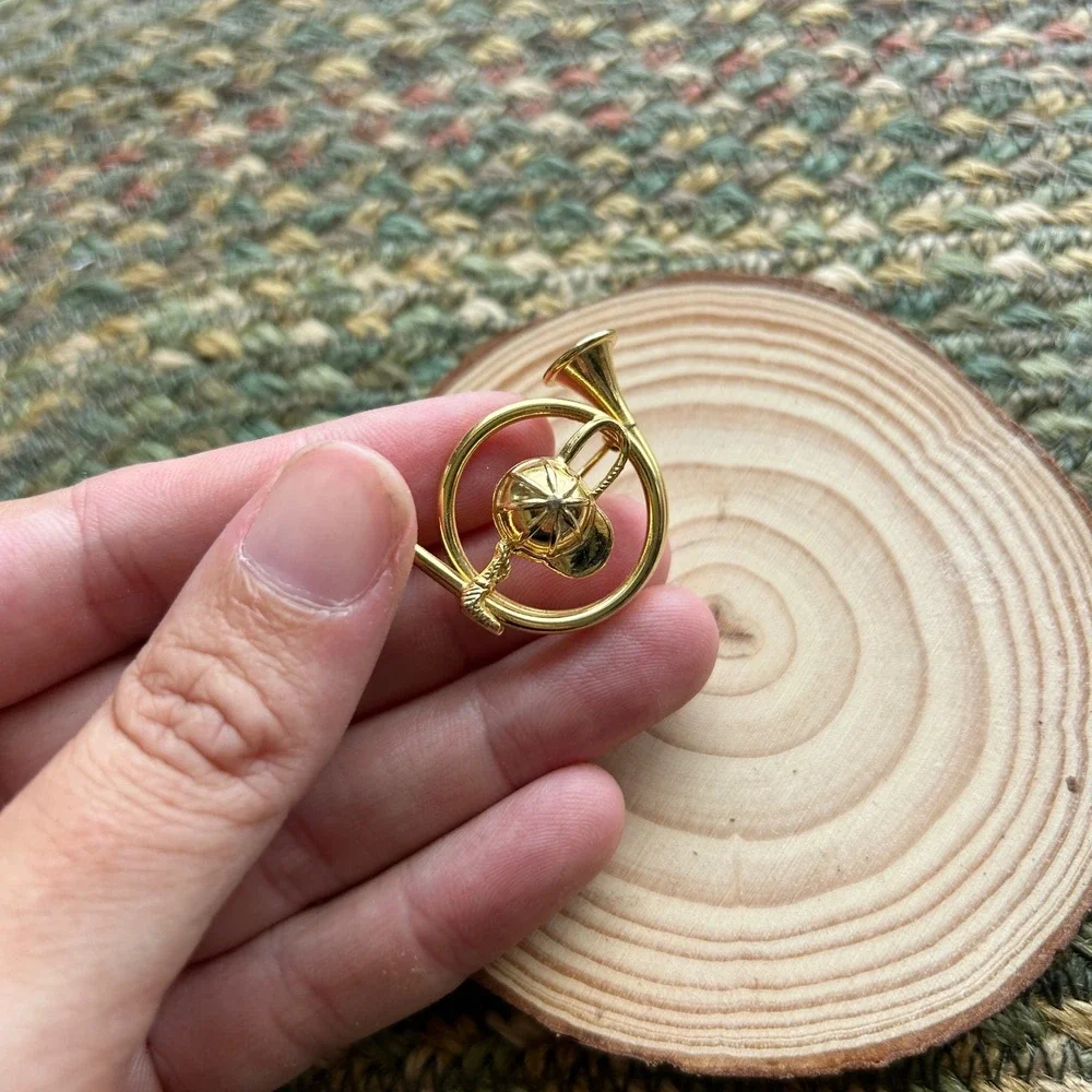 Vintage Gold Tone Equestrian Hunting Horn Riding Helmet Whip Brooch Pin